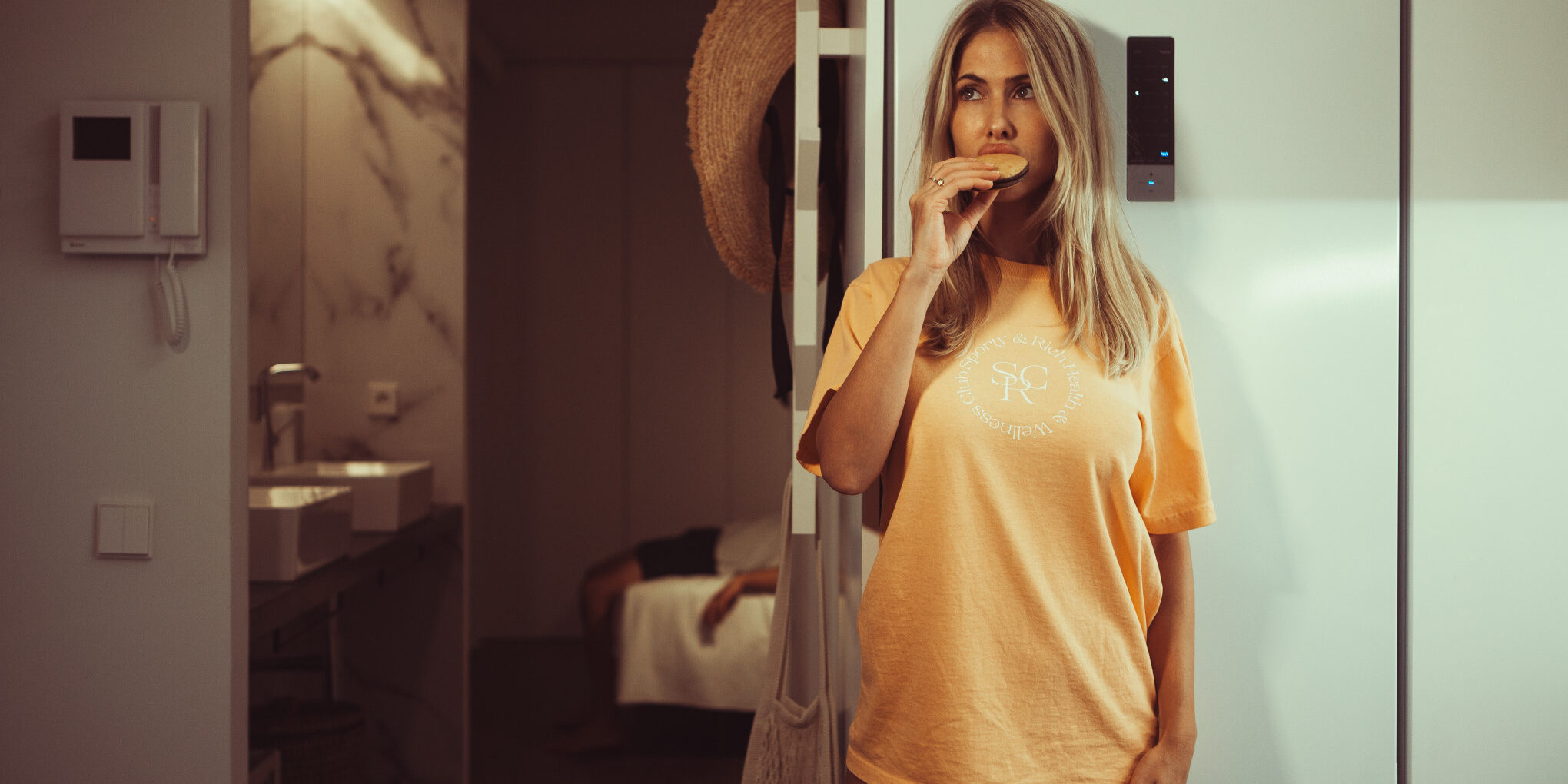 night-food-kitchen-orange-anxiety-hungry-home-woman-funny-at-home_t20_XvgzQG