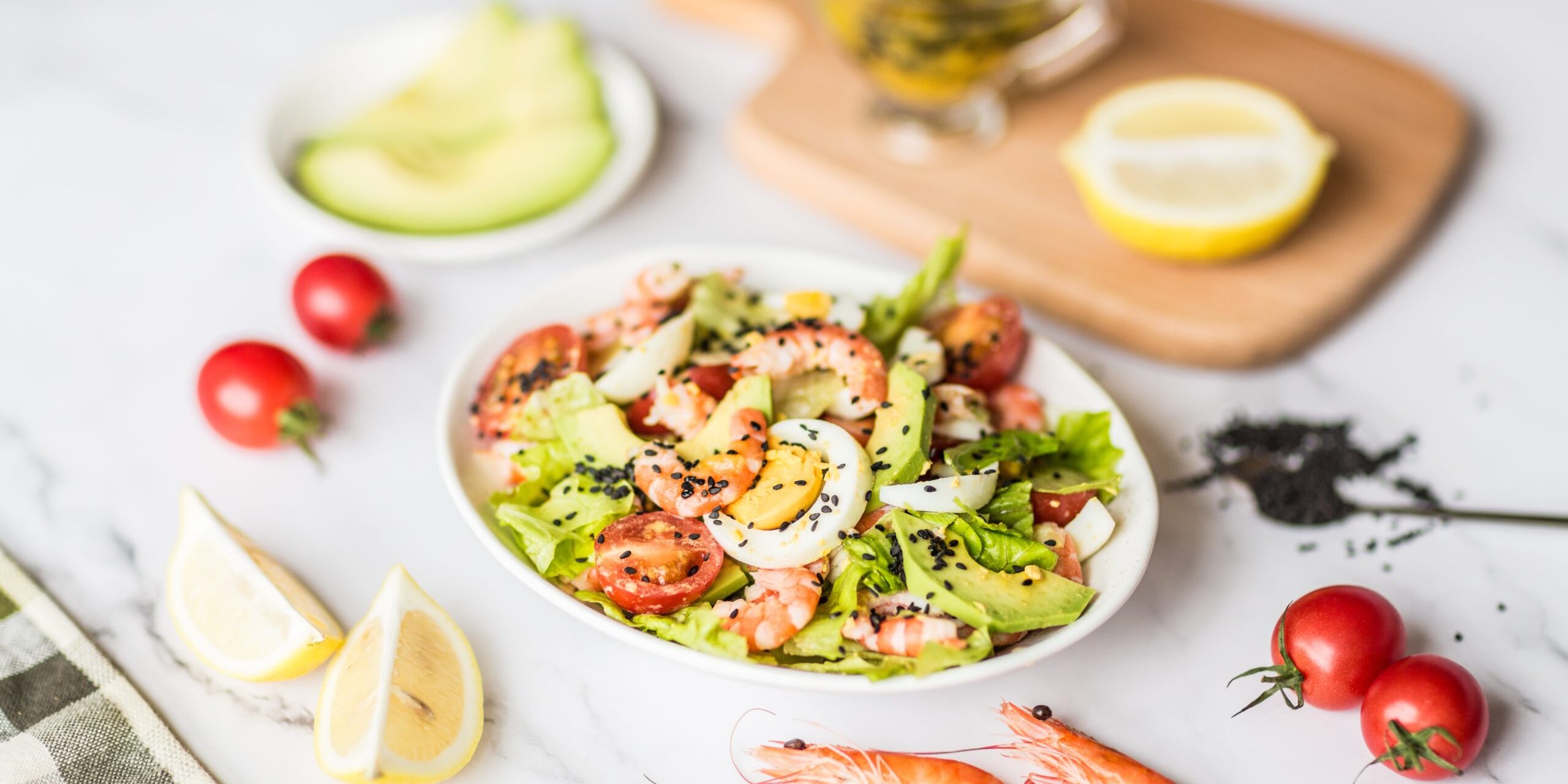 nominated-food-photo-fresh-salad-with-shrimp-cherry-tomatoes-lettuce-avocado-lemon-black-seasam-egg_t20_E4LbwQ